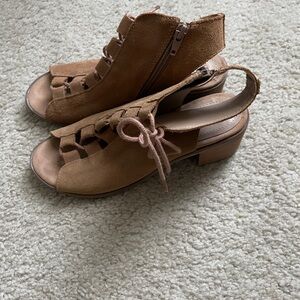 Chic Tan Suede Sandals